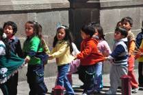 Crianças de escola passeiam pelo centro de Quito, no Equador